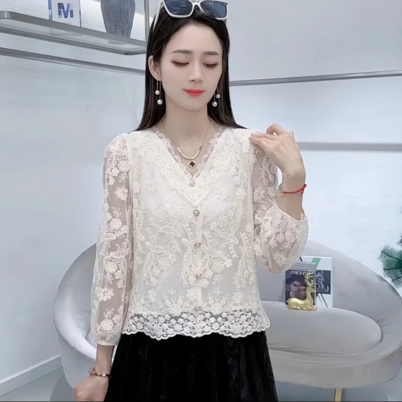 法式V领蕾丝衬衫女士春秋新款时尚重工刺绣花衬衣小个子洋气上衣