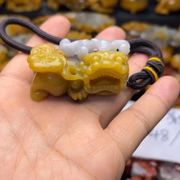 石英质玉（黄龙玉）未镶嵌颈饰