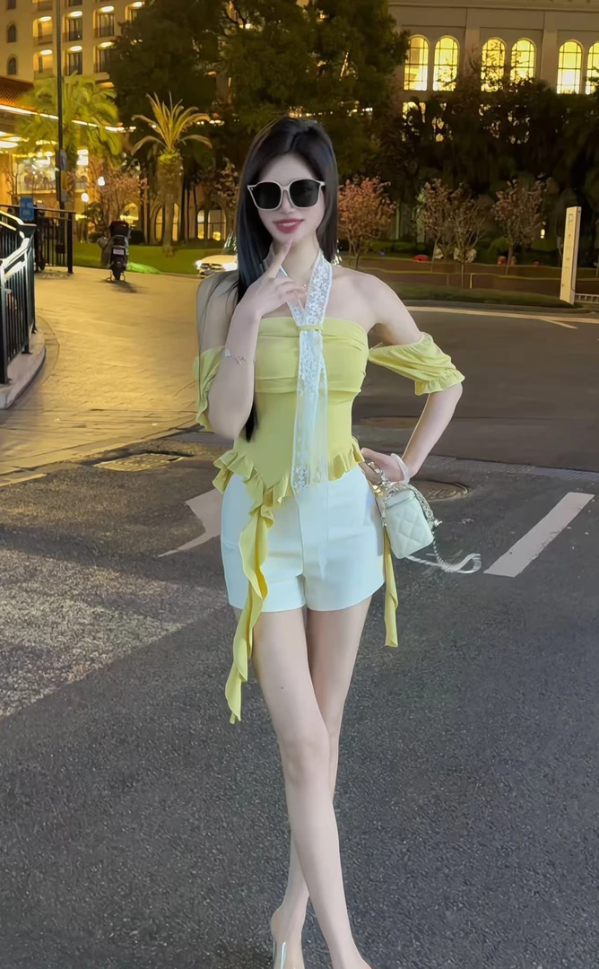性感纯欲风蕾丝飘带挂脖一字肩不规则下摆短袖上衣牛仔短裤两件套