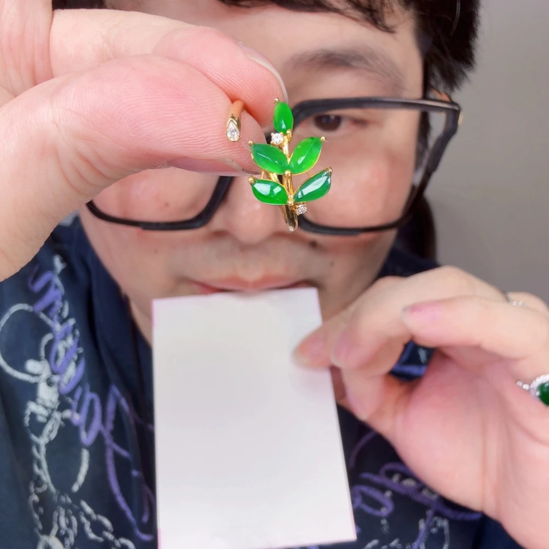 翡翠18K金镶嵌颈饰一件