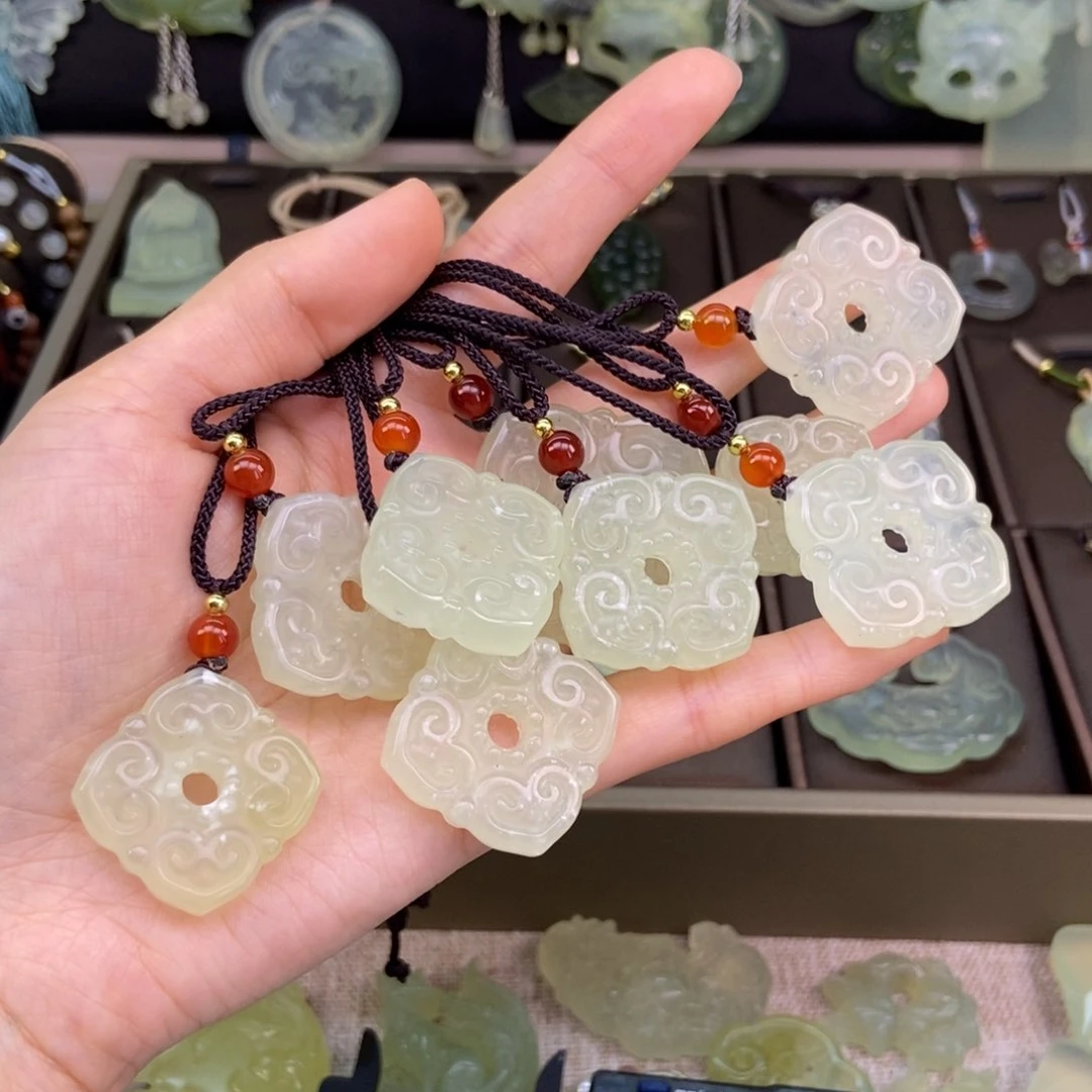 岫玉未镶嵌吊坠(赠链)