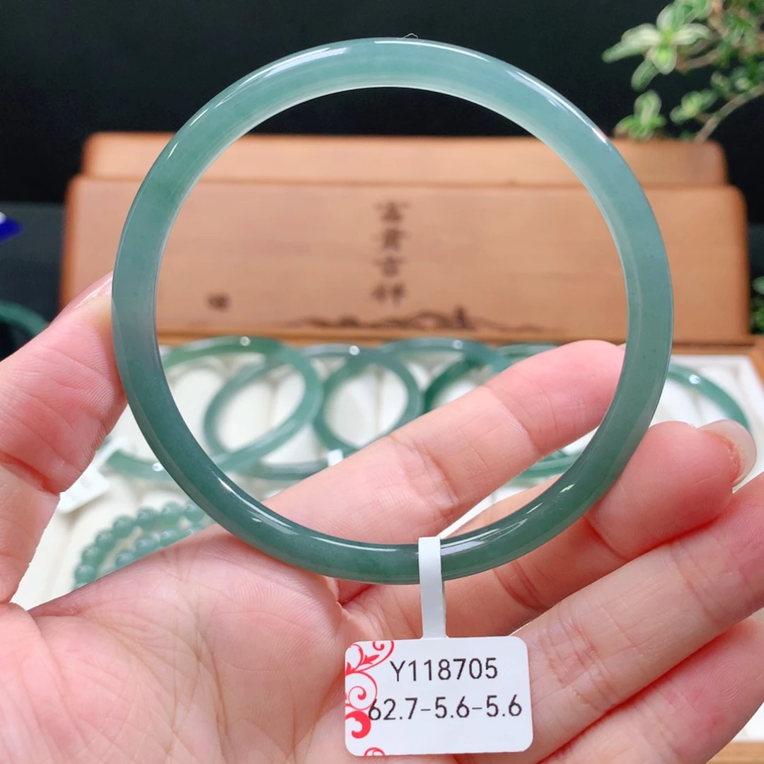 翡翠手镯未镶嵌天然