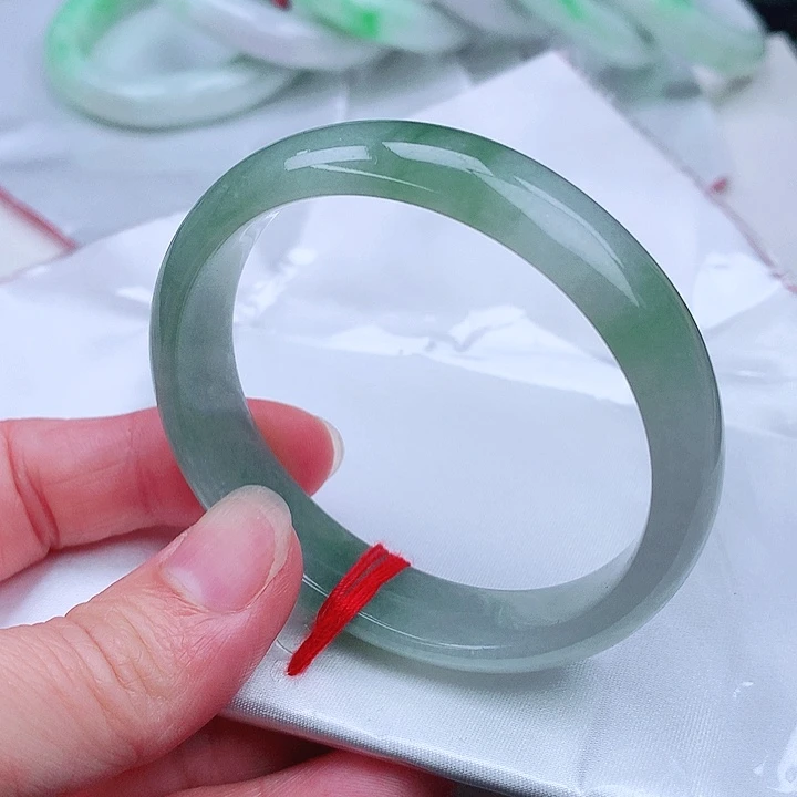 翡翠手镯（贵妃镯）未镶嵌。。