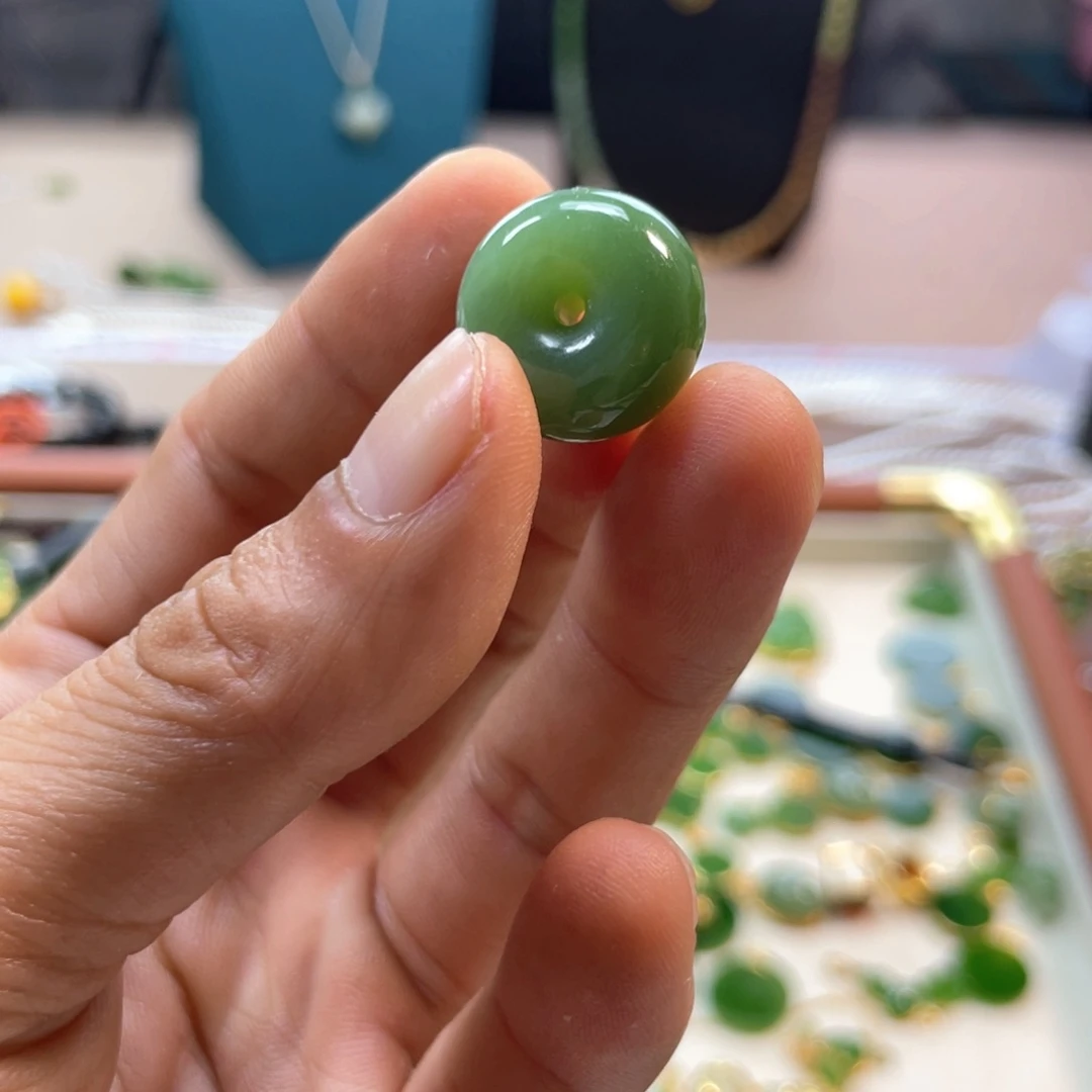 颈饰18K金镶嵌和田玉