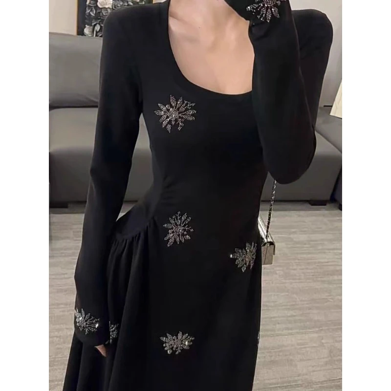 2025秋季赫本风高级感U领修身重工烫钻显瘦收腰褶皱长袖连衣裙女