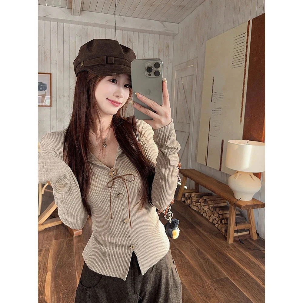 大码女装 蝴蝶结v领长袖T恤小众木质五角星花朵纽扣修身显瘦上衣