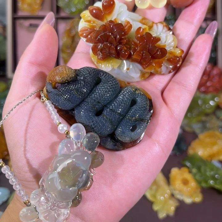 未镶嵌蛇纹石玉颈饰c****3随机发