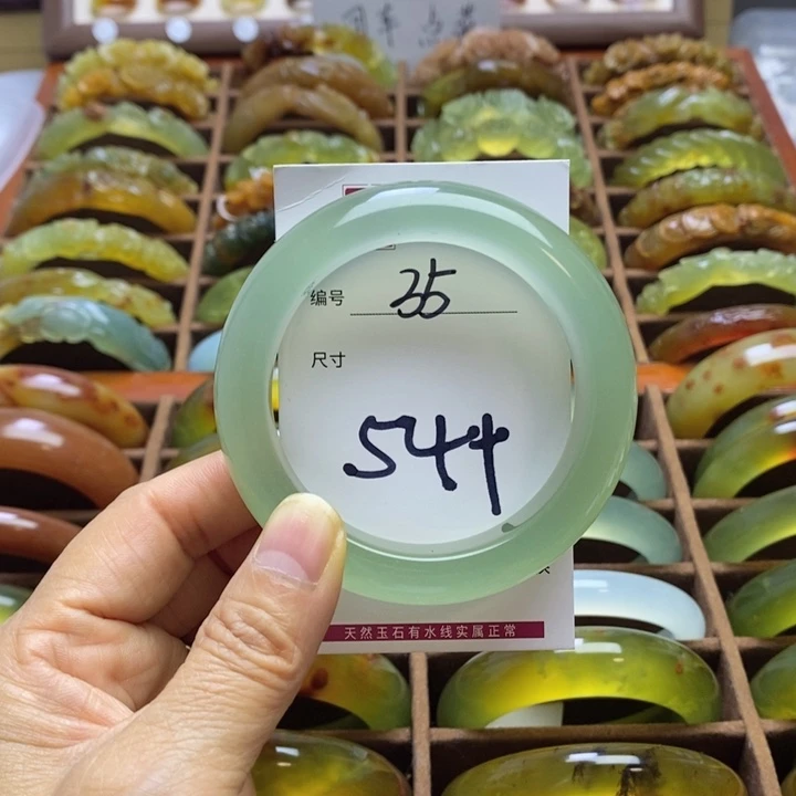 蛇纹石玉未镶嵌手镯是***゛