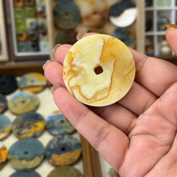 ****巅蛇纹石玉未镶嵌颈饰