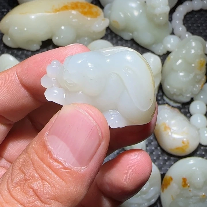 周***行和田玉未镶嵌颈饰