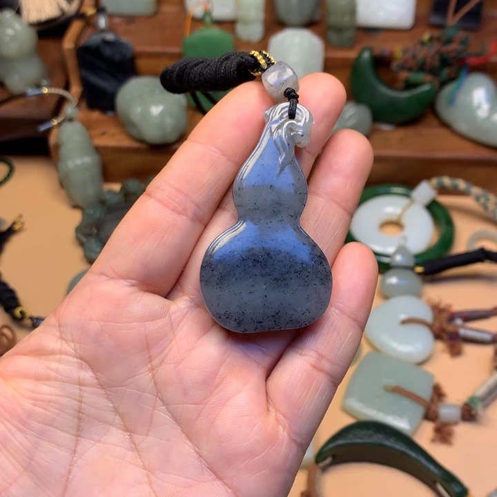 章***旧和田玉未镶嵌颈饰