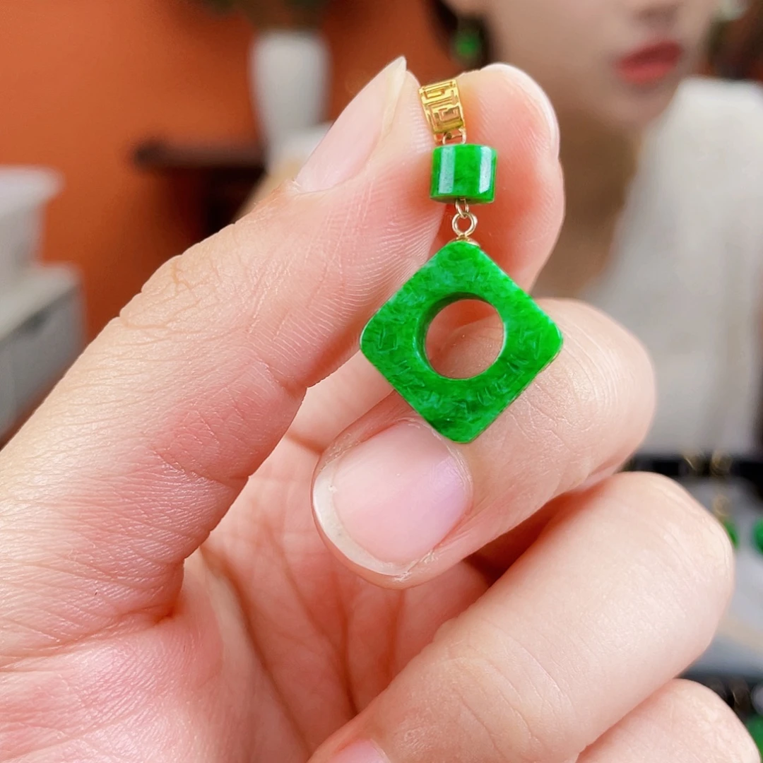 翡翠18K金镶嵌耳饰