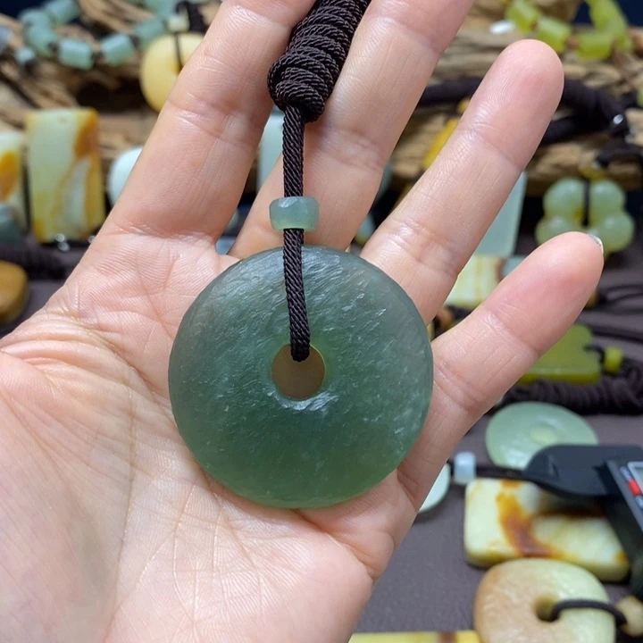 在***猫蛇纹石玉未镶嵌挂件
