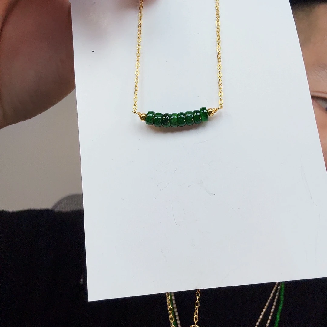 翡翠未镶嵌颈饰一件