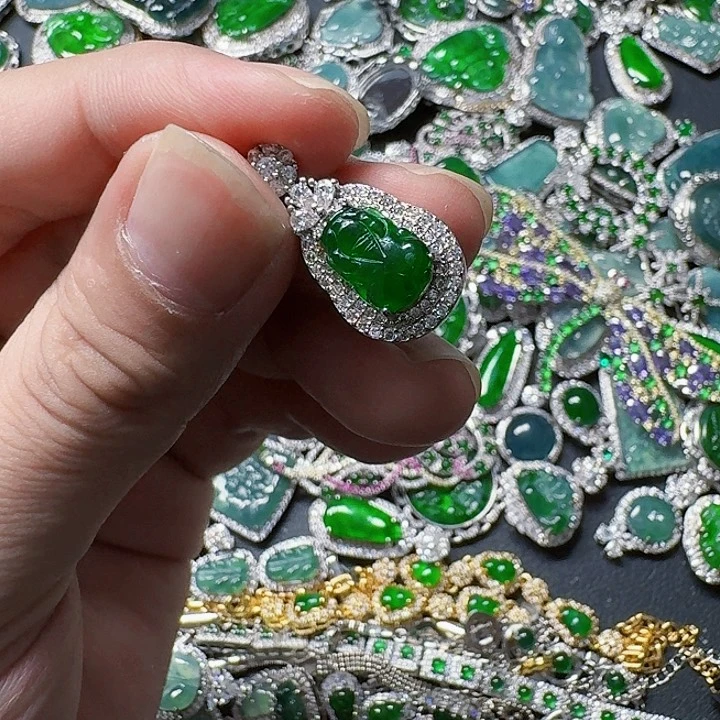 翡翠颈饰未镶嵌天然A货翡翠放漏