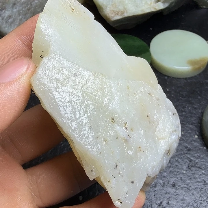 和田玉（糖玉）未镶嵌珠宝奇石