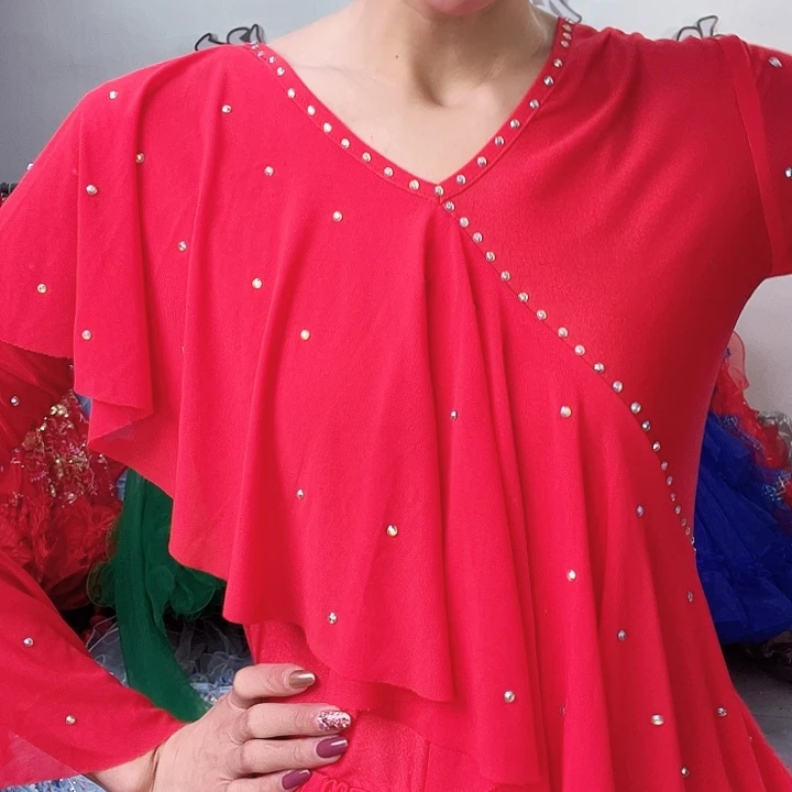 交谊舞厅一间二楼设音乐