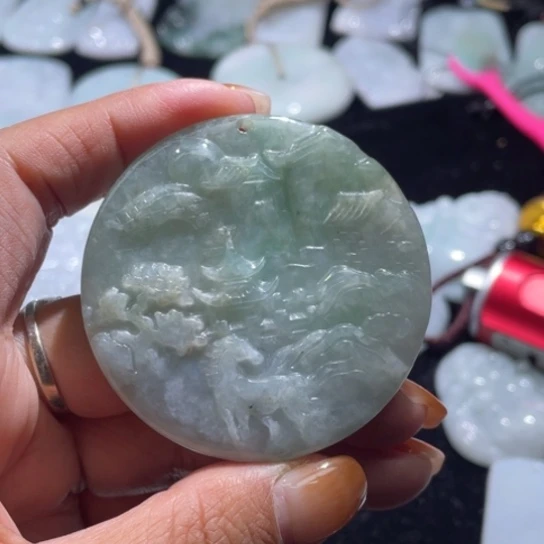 翡翠未镶嵌颈饰山水