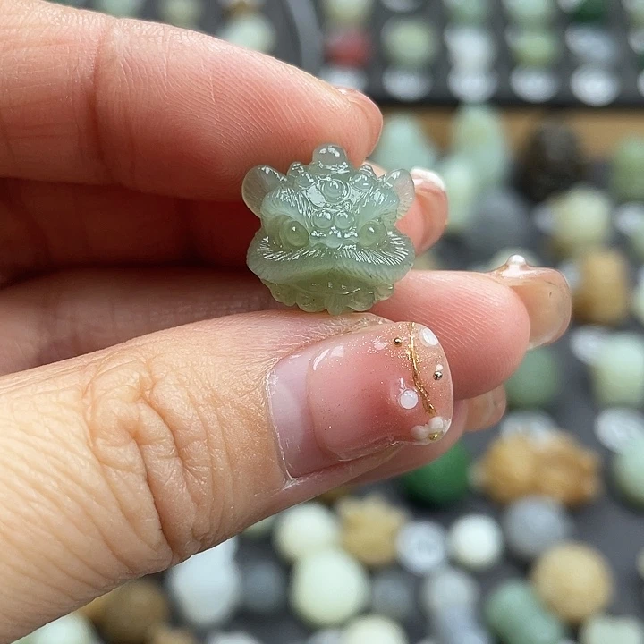 颈饰未镶嵌和田玉翠青舞狮头定制