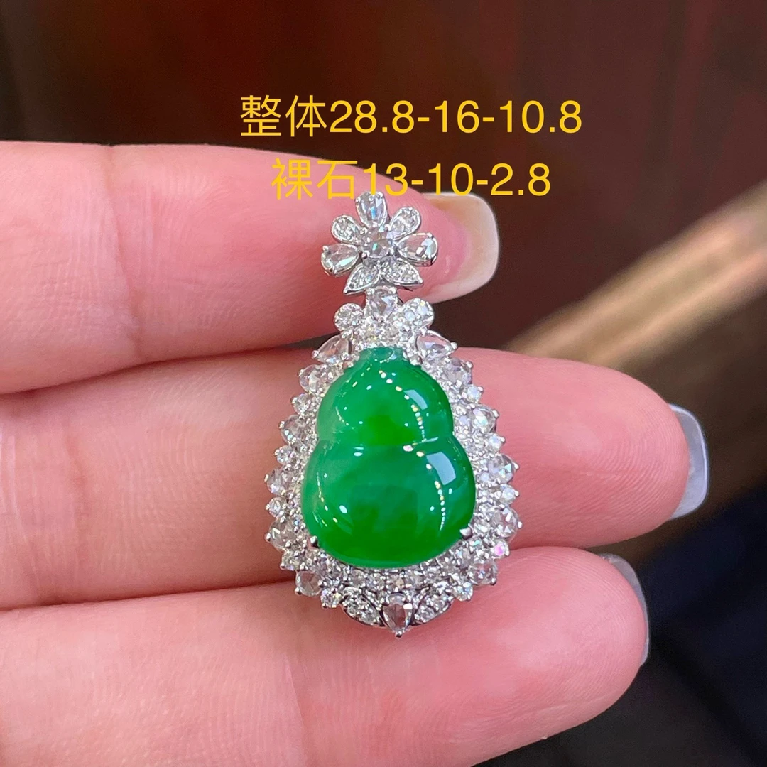 天然翡翠缅A冰种满绿葫芦吊坠18K金，供应链下单咨询货品在否？