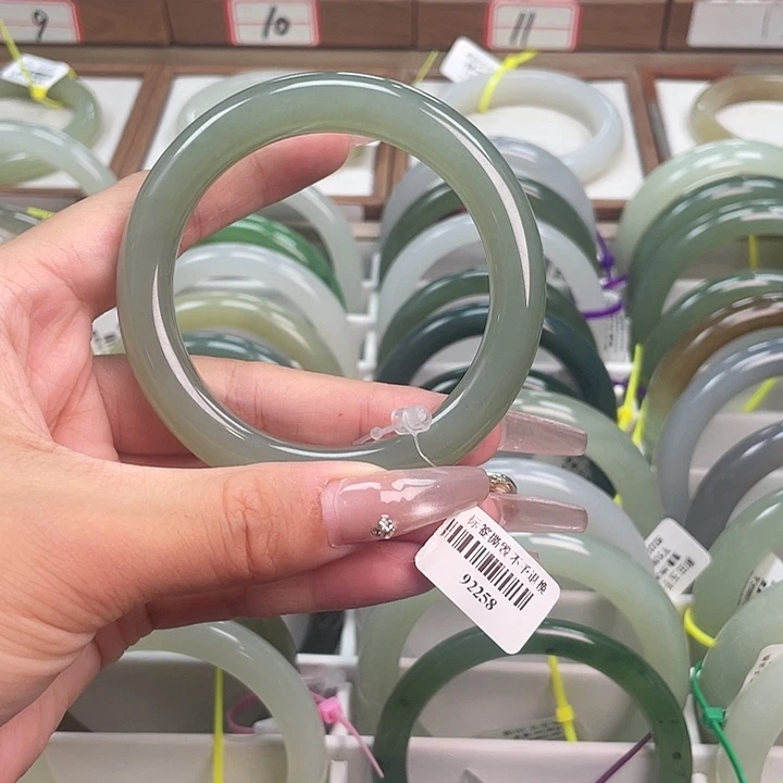 【闪购商品】未镶嵌手镯和田玉