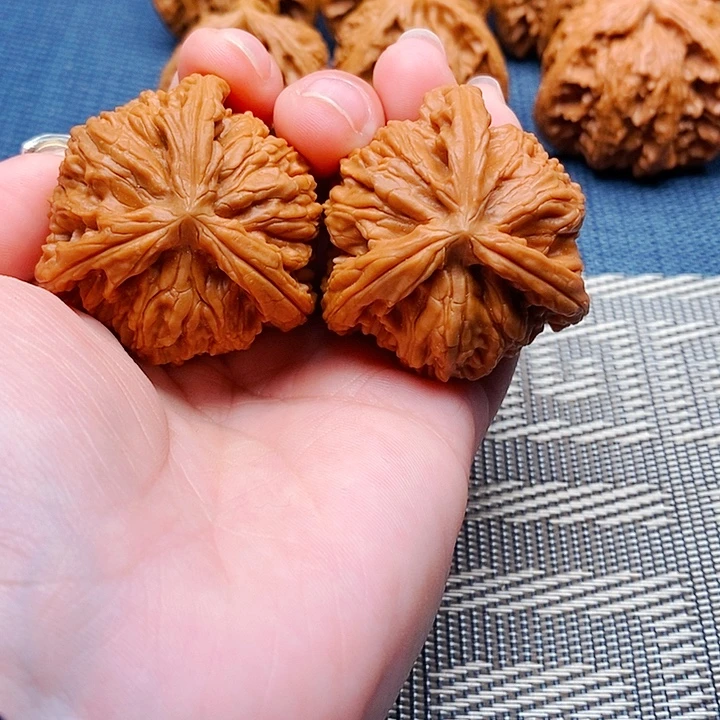 洪***阳吊坠文玩核桃三棱