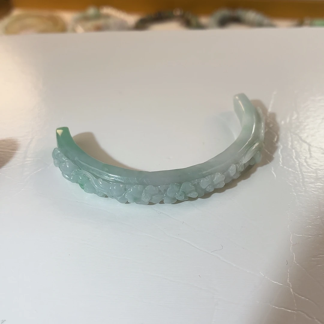 浅***然翡翠未镶嵌手镯绿色小细条