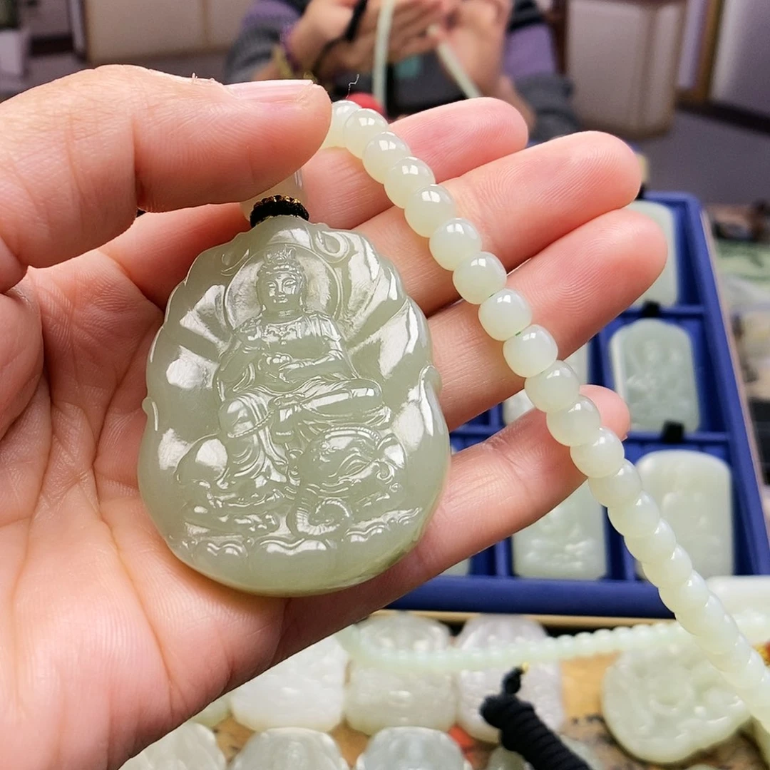 和田玉颈饰未镶嵌博**学