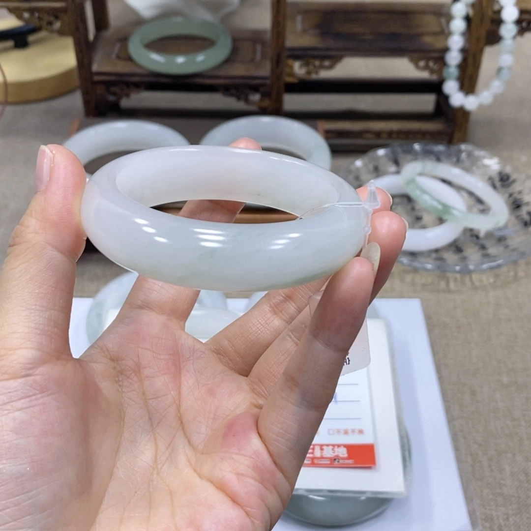 史***比石英岩玉未镶嵌手镯
