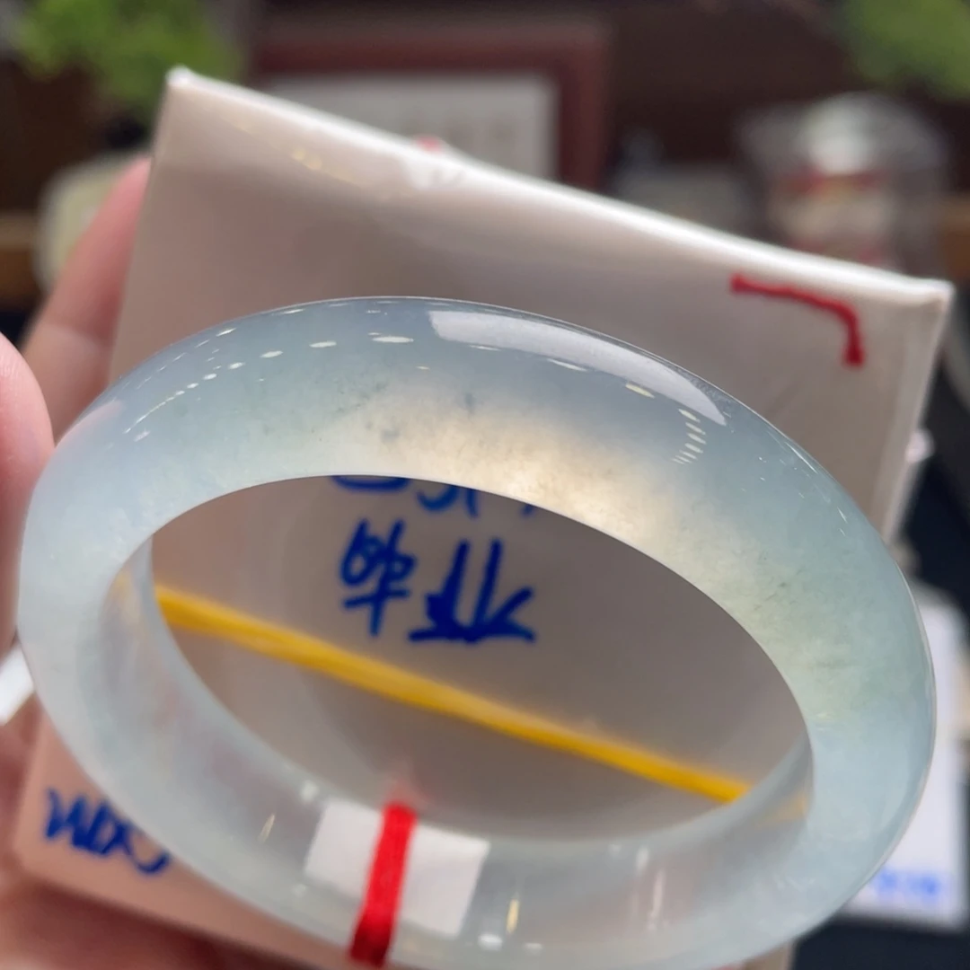 翡翠未镶嵌手镯53.4炸光 钢味十足