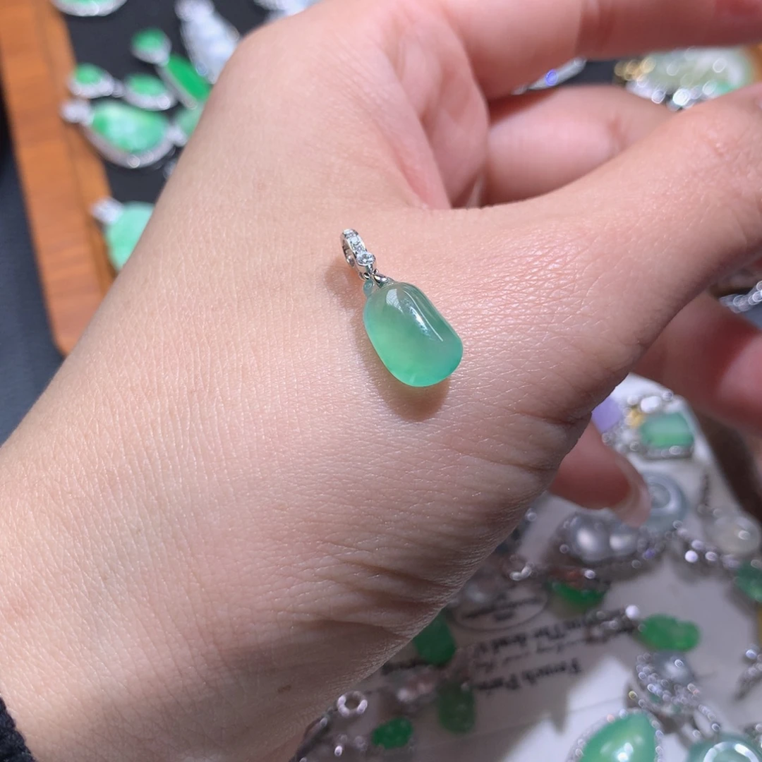 翡翠18K金镶嵌颈饰木纳甜绿小瓜滴流