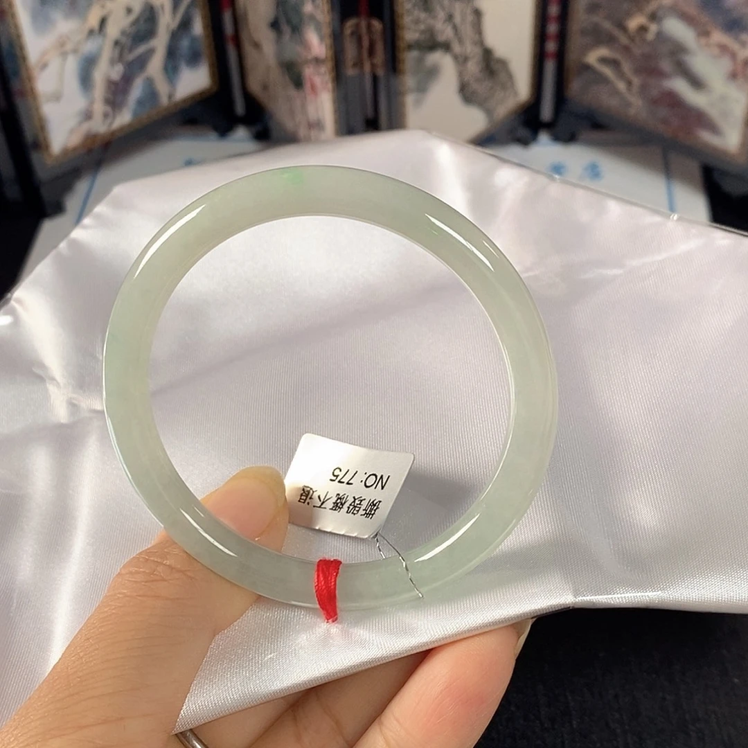 翡翠未镶嵌手镯（圆镯）51.6
