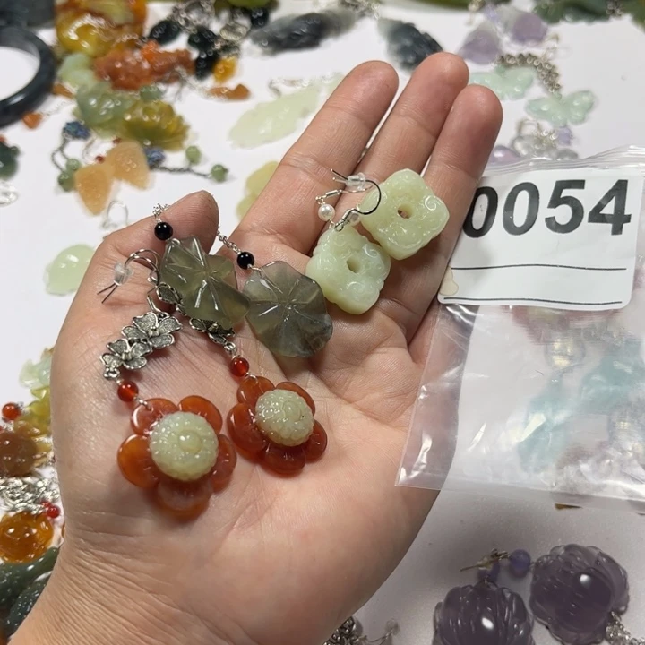 张***忧蛇纹石玉合金耳饰