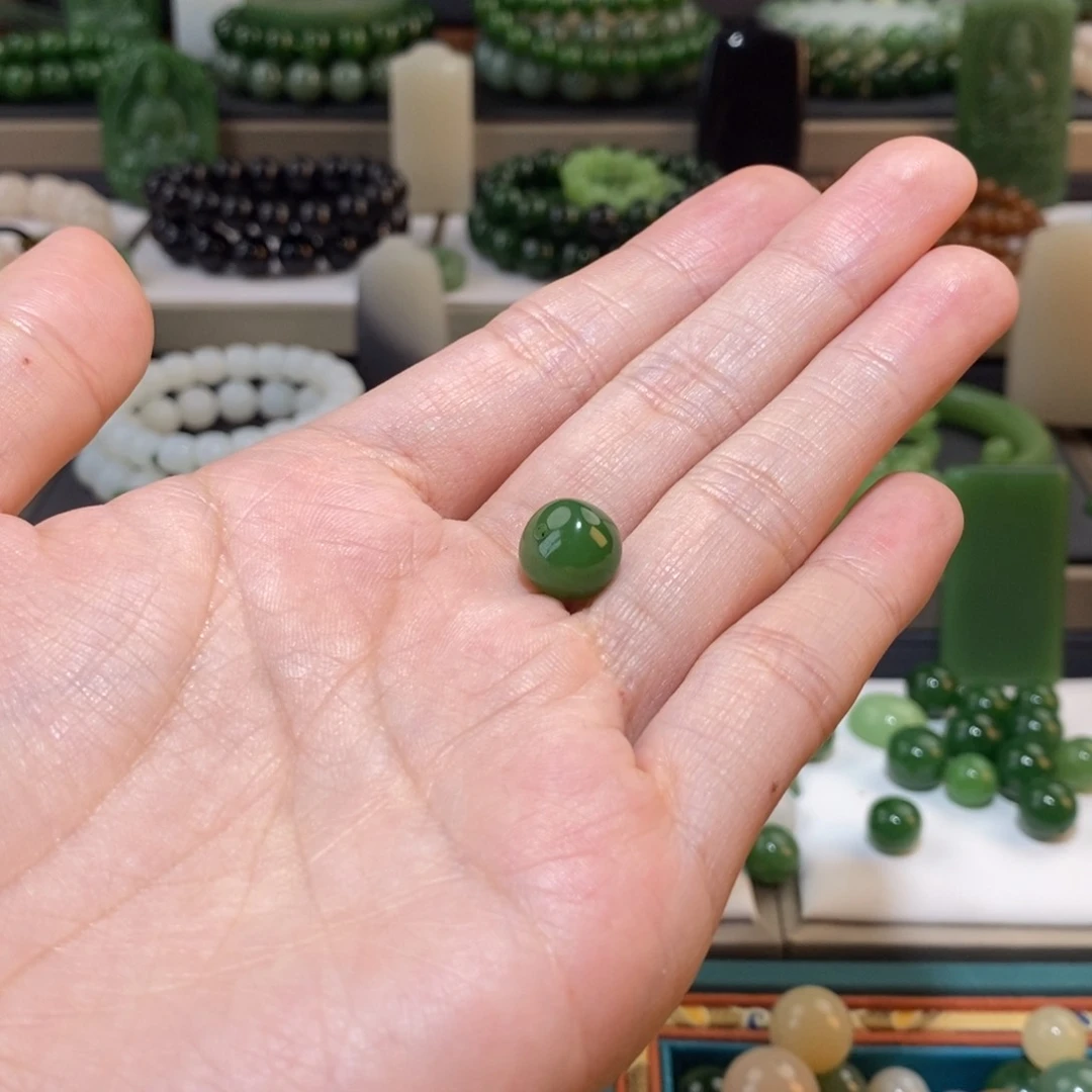 和田玉单珠未镶嵌大*兵卡11阳绿老型