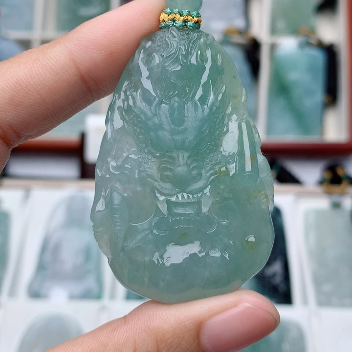 翡翠未镶嵌颈饰龙