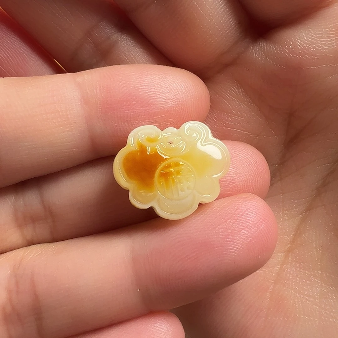 蜜蜡颈饰未镶嵌平安如意锁