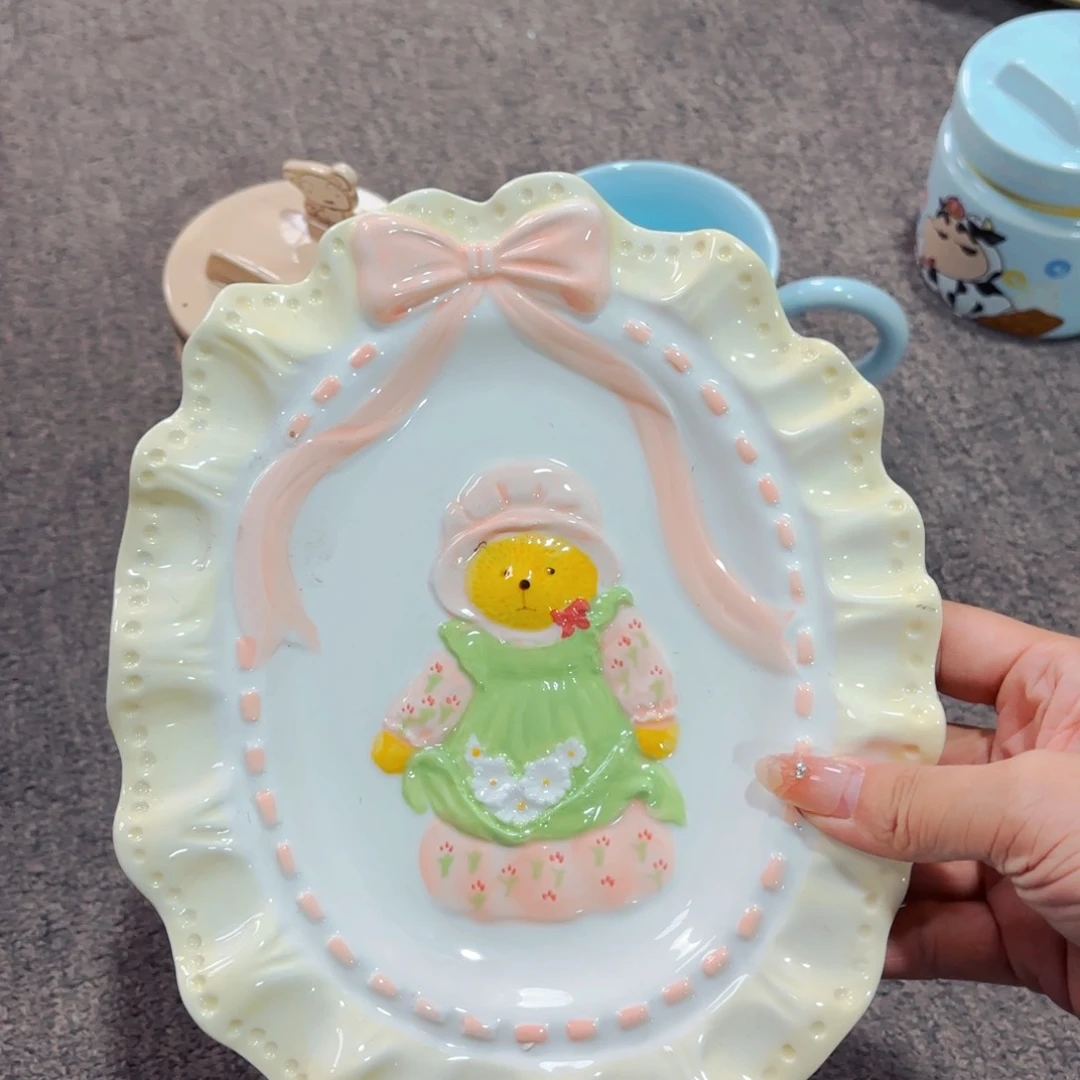 陶瓷浮雕维尼小熊八寸餐盘微微瑕