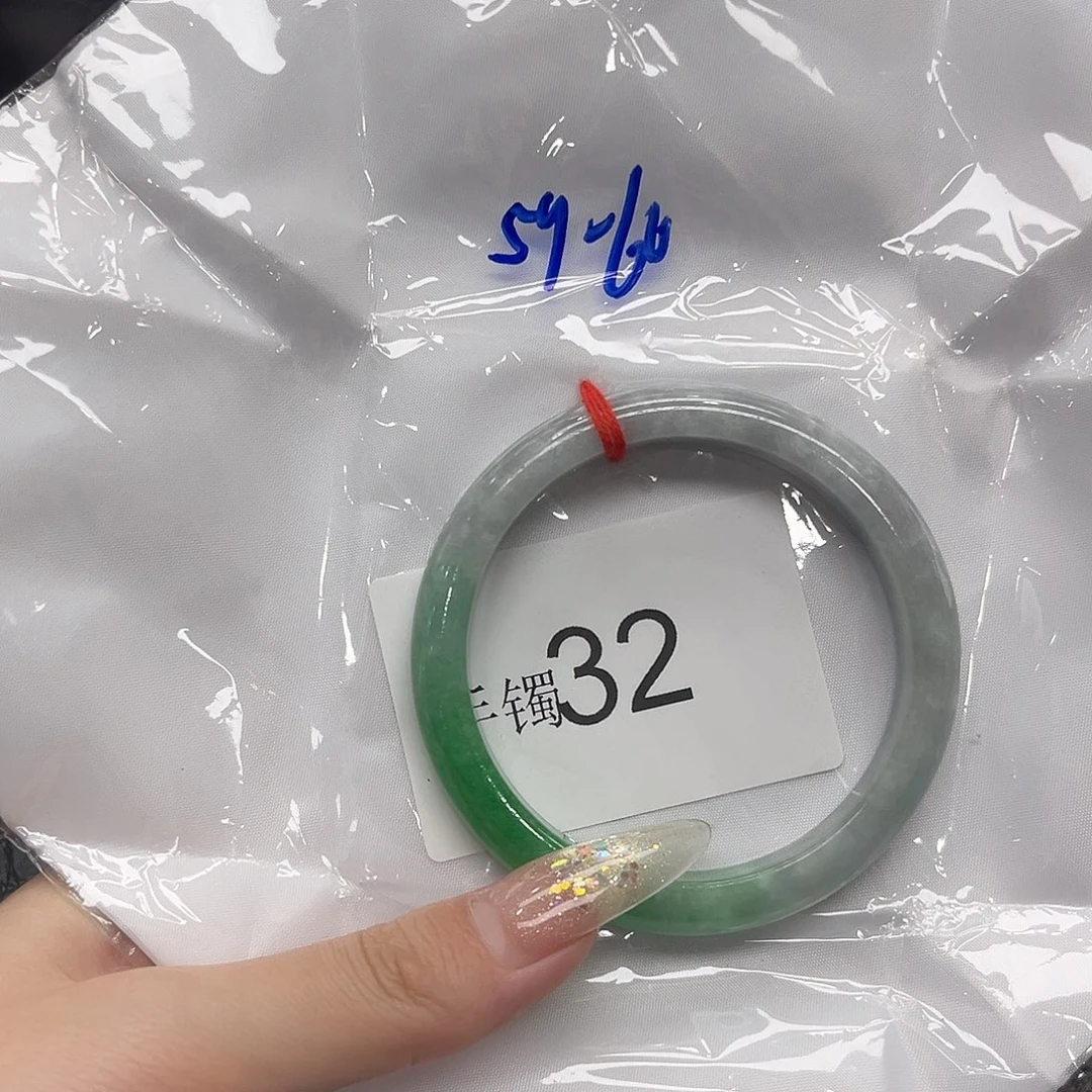 翡翠手镯未镶嵌默认瑕疵