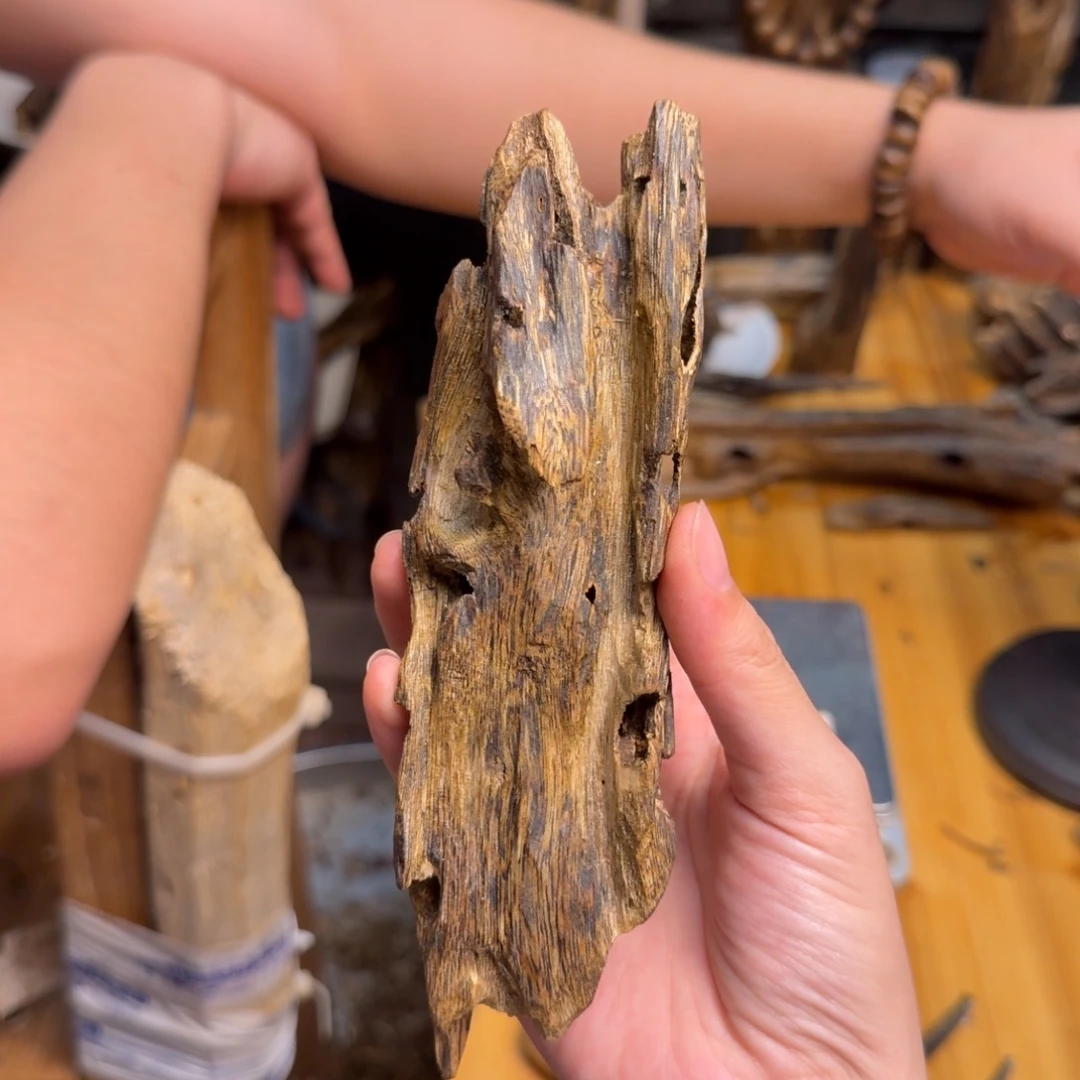 沉香碎屑沉香蓝宝石块料55克