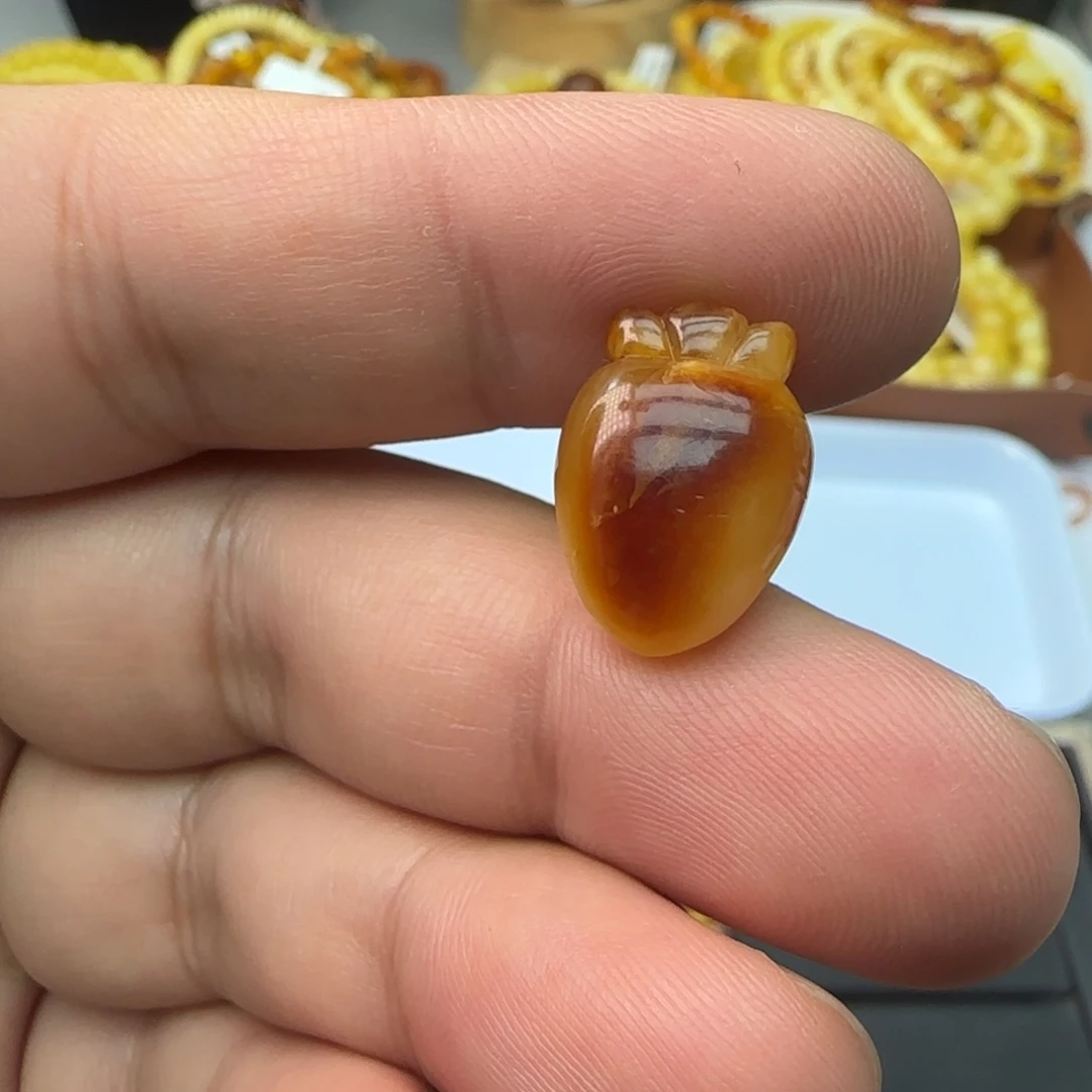 阿***桔琥珀未镶嵌裸石1.22克