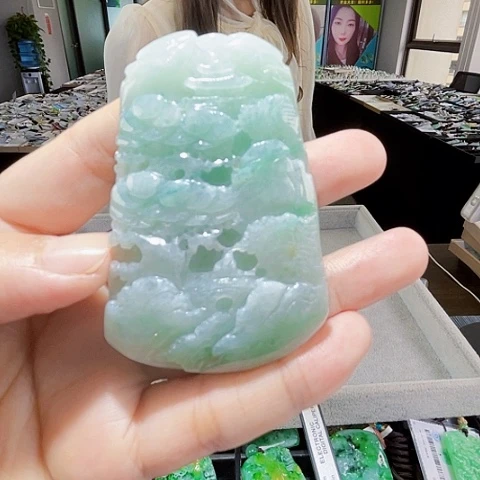 翡翠未镶嵌颈饰一个