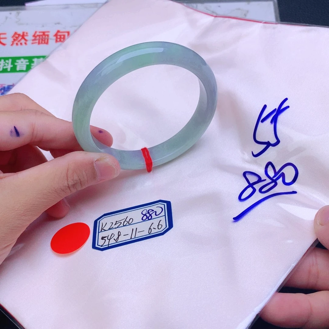 翡翠手镯未镶嵌翡翠