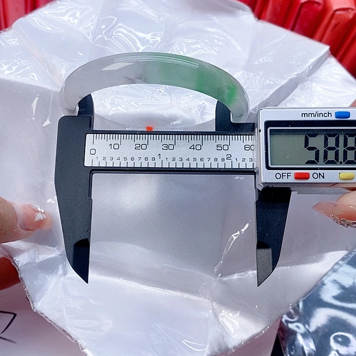 翡翠手镯未镶嵌119。 