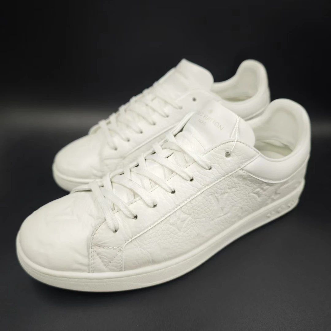 95新 LouisVuitton/路易威登 白色经典浮雕板鞋41欧码 cat864