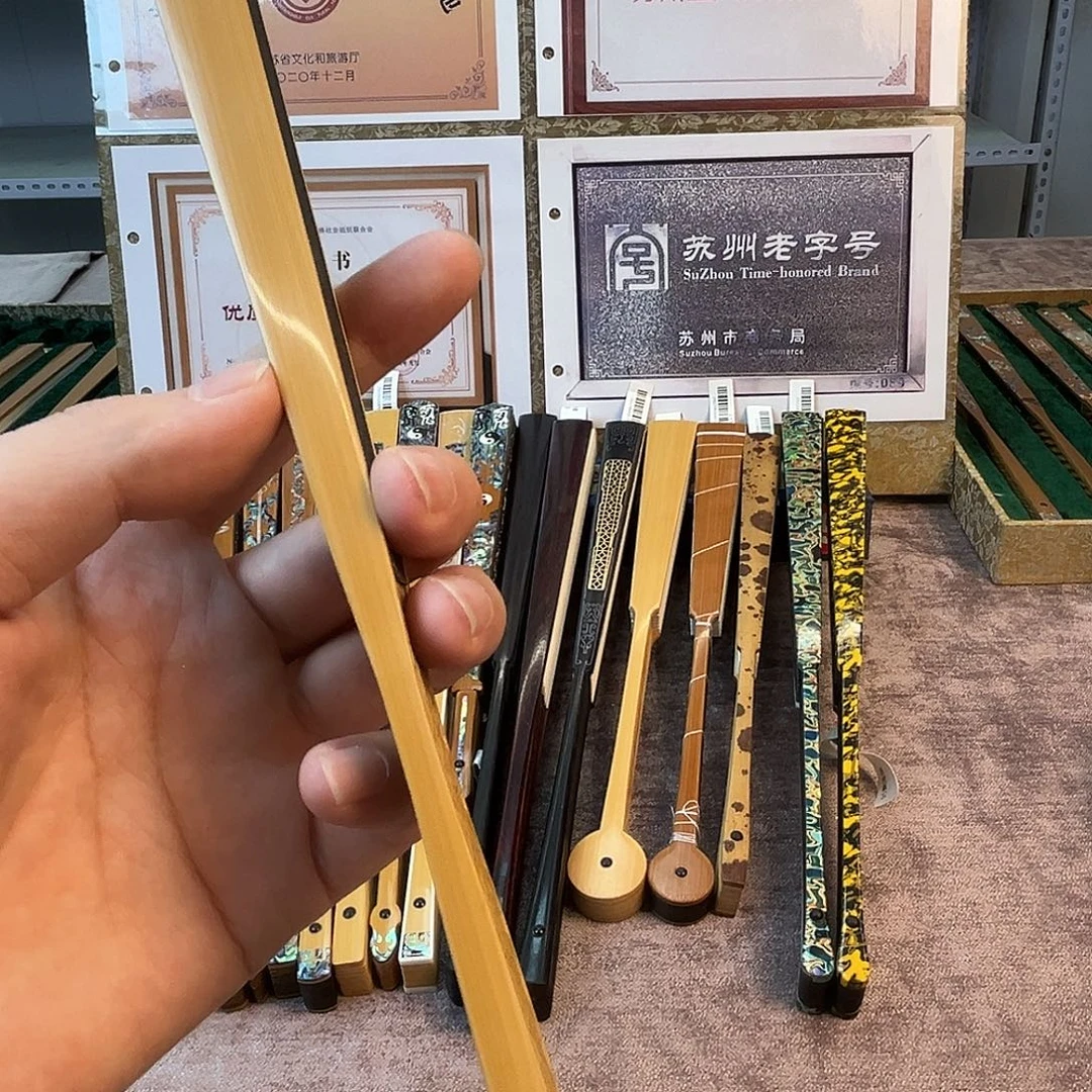 ****生扇子手工制作工艺精湛