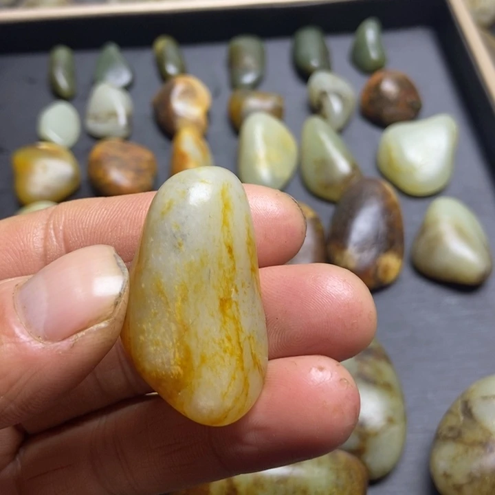 赵***子和田玉（糖玉）未镶嵌珠宝奇石