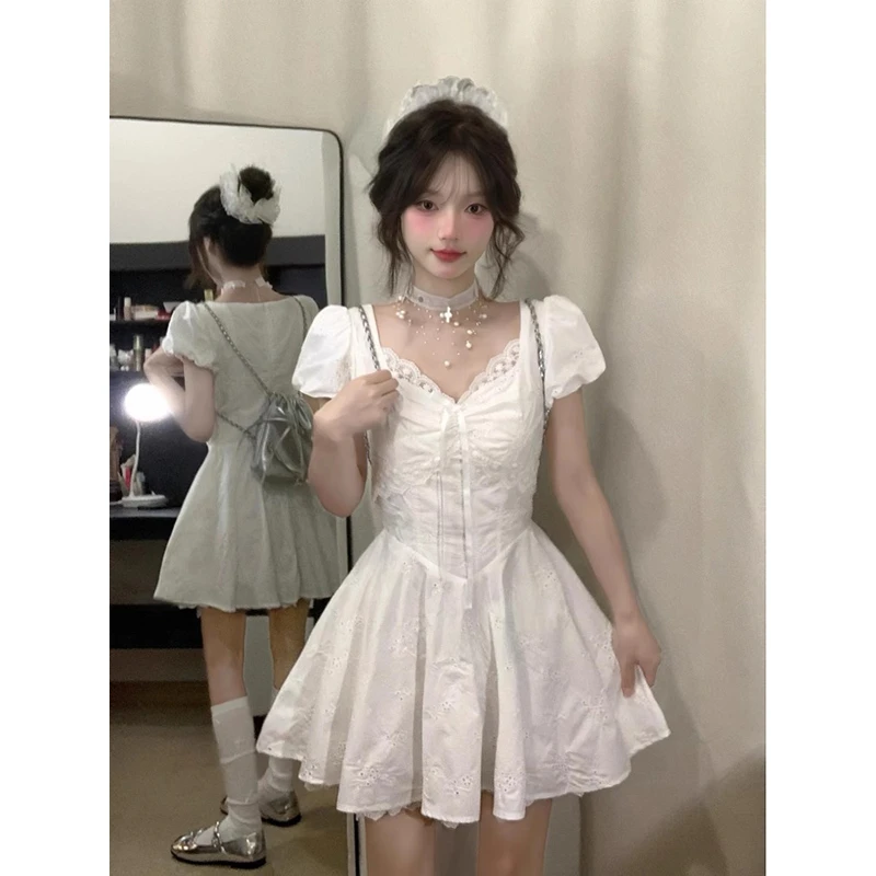 ins韩系温柔蕾丝拼接镂空花纹小白裙夏季新款甜美泡泡袖连衣裙女