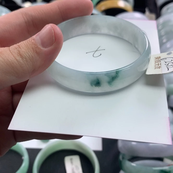 翡翠未镶嵌手镯公主