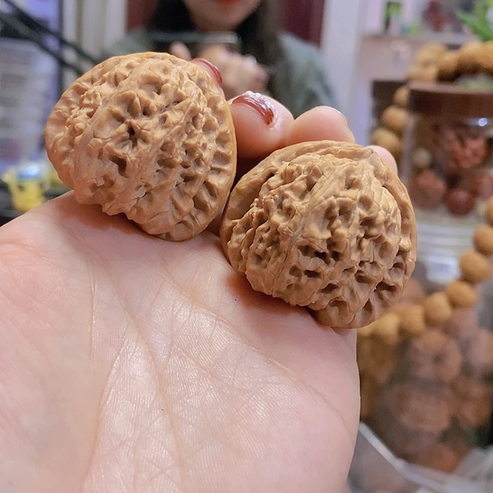 【闪购商品】文玩核桃把件40三角白修