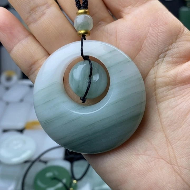 一***鱼石英质玉未镶嵌颈饰